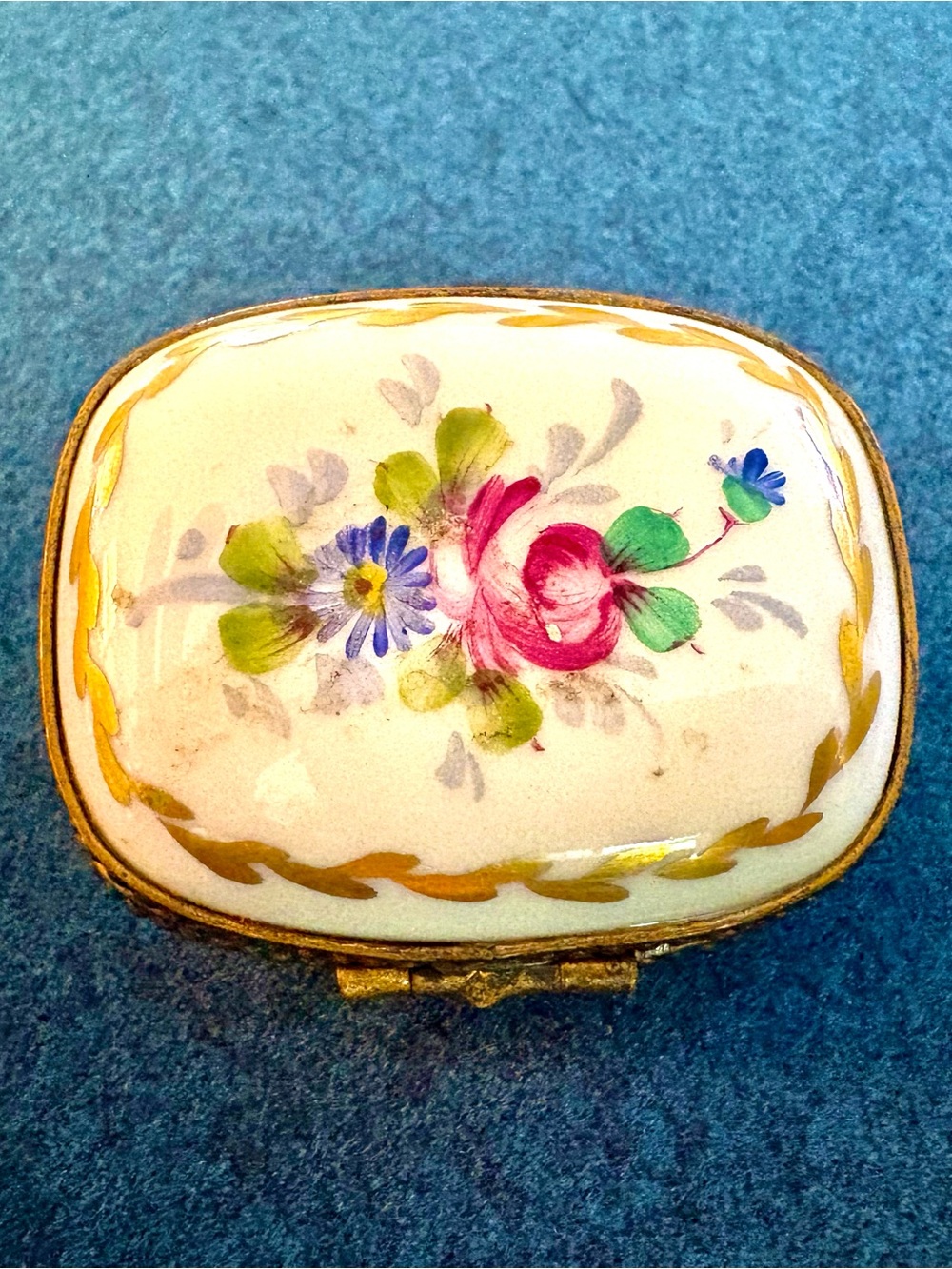 Limoges Peint  main porcelain trinket box handpainted in France